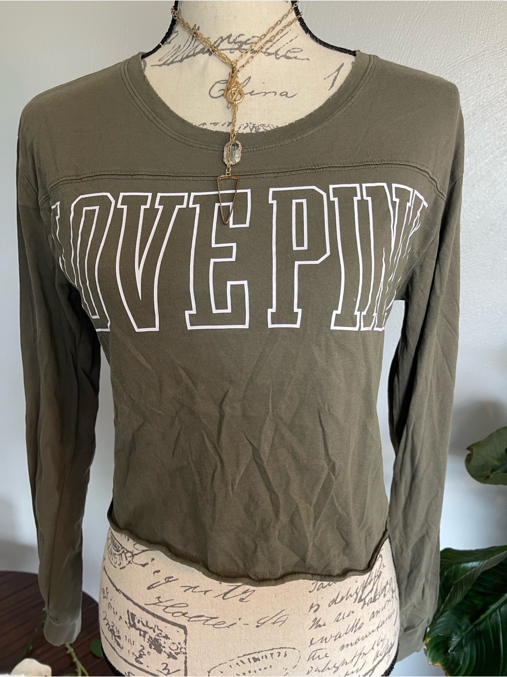 PINK Victoria’s Secret Olive Green Love Pink Cropped Tee XS Long Sleeve